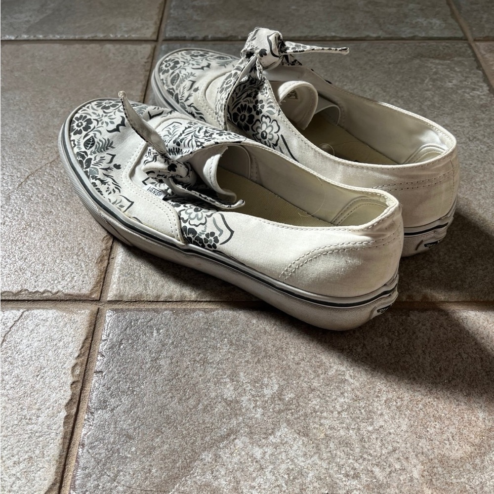 Vans - Picture 2 of 4